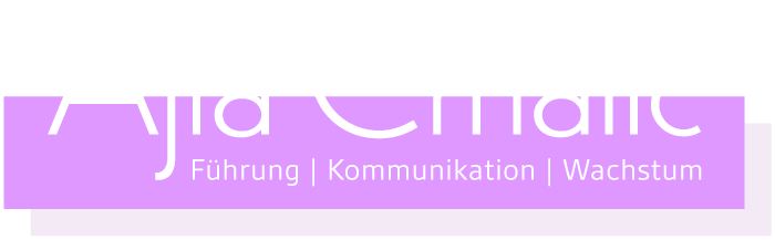 Logo Ajla Crnalic, in negativ. Ajla Crnalic in weißer Schrift oben, unten drunter in einem dunklen lila Feld der Slogan Führung | Kommunikation | Wachstum.