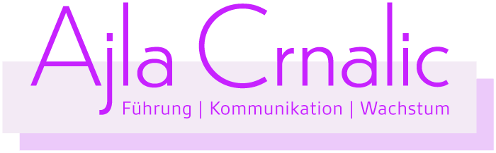 Logo Ajla Crnalic, in Lila. Ajla Crnalic oben, unten drunter in einem hell lila Feld der Slogan Führung | Kommunikation | Wachstum.