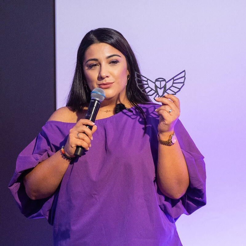 Ajla Crnalic. In der Garderobe. Übt gerade nochmal ihre Rede für das Event.