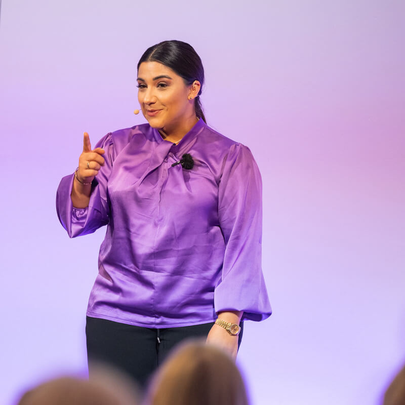 Ajla Crnalic Moderatorin. Vor einem Event steht in der Garderobe und übt nochmals ihre Rede.